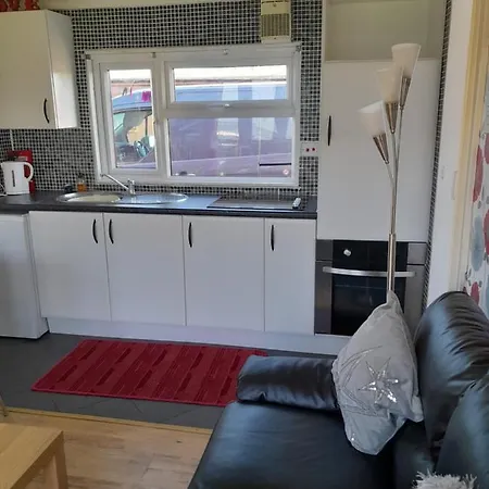 2 Bed-Sleeps 4-Pets-Parking-5 Min To Beach Мейблторп Экстерьер фото