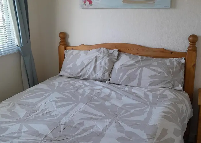 2 Bed-Sleeps 4-Pets-Parking-5 Min To Beach