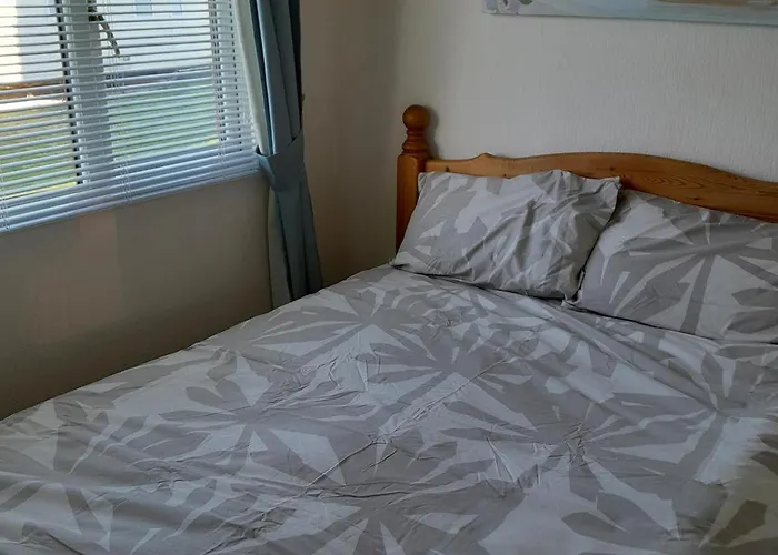 2 Bed-Sleeps 4-Pets-Parking-5 Min To Beach