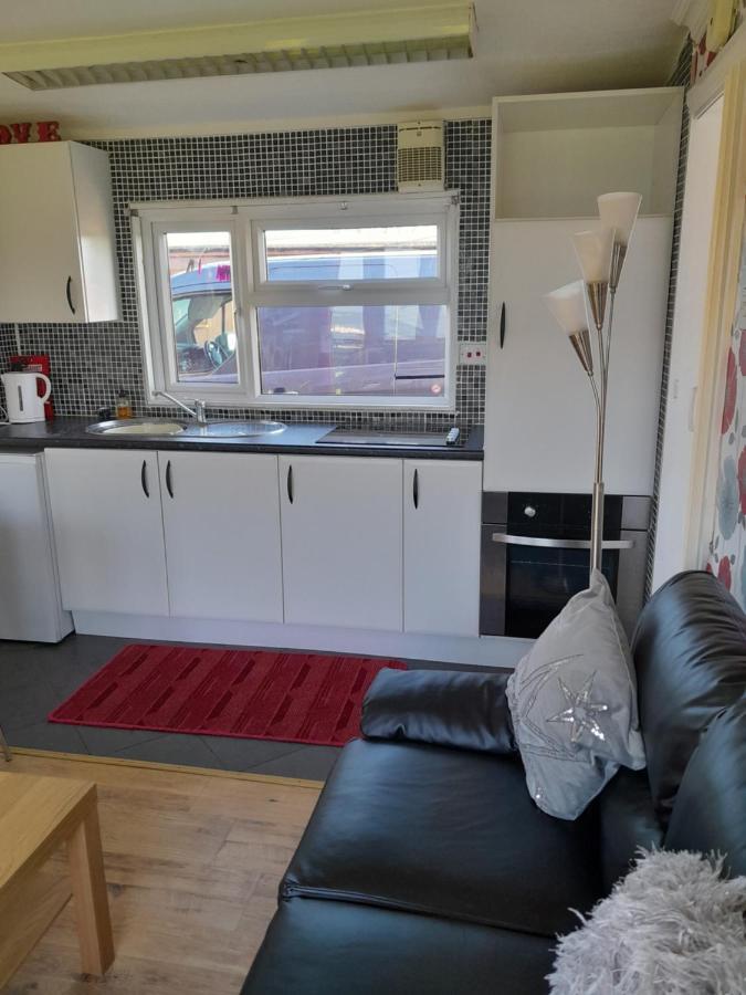 Chalet 2 Bed-sleeps 4-pets-parking-5 Min To *