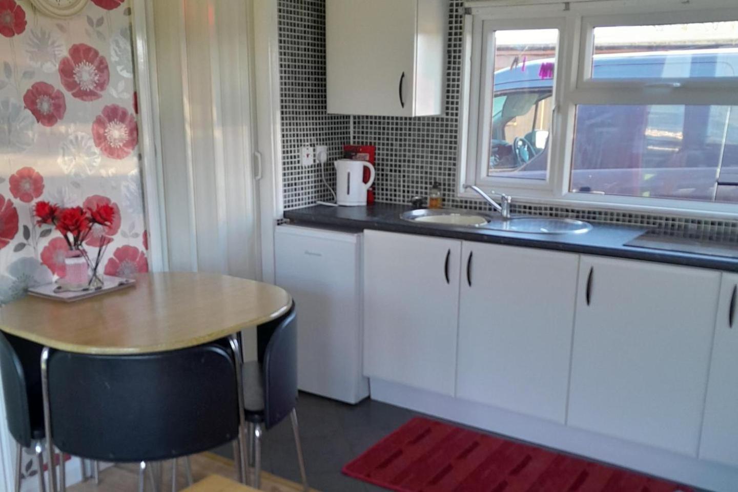 2 Bed-sleeps 4-pets-parking-5 Min To