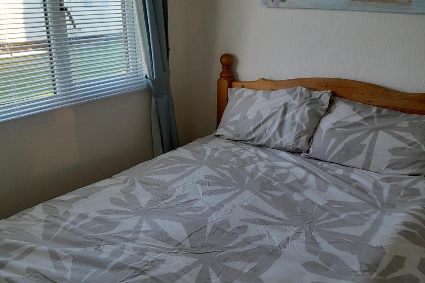 2 Bed-sleeps 4-pets-parking-5 Min To Chalet