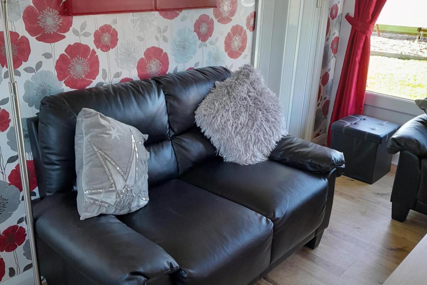 2 Bed-sleeps 4-pets-parking-5 Min To *