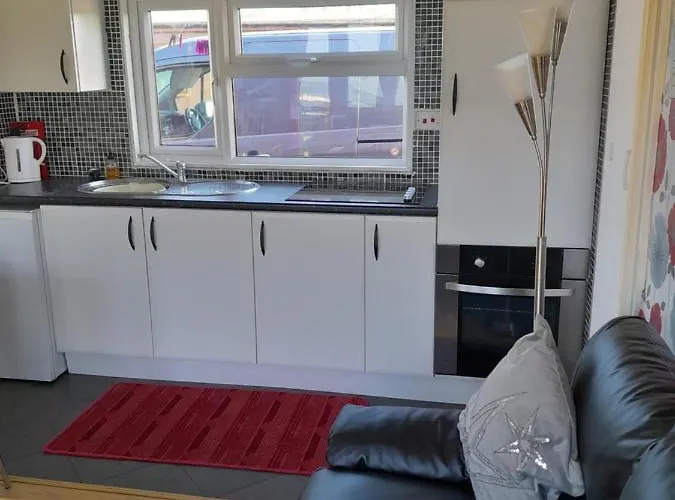 2 Bed-Sleeps 4-Pets-Parking-5 Min To Beach