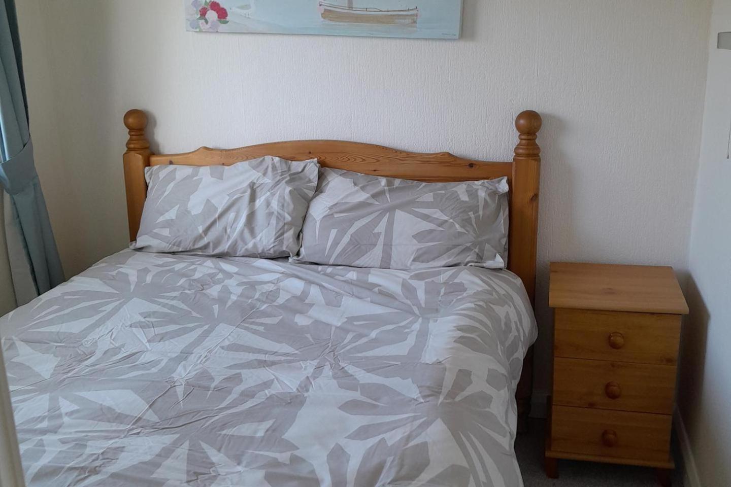 Chalet 2 Bed-sleeps 4-pets-parking-5 Min To